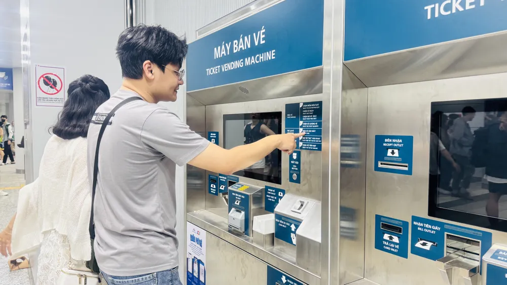 Hành khách mua vé tại nhà ga metro. Ảnh tư liệu: Đình Dư IMG_E2802.JPG