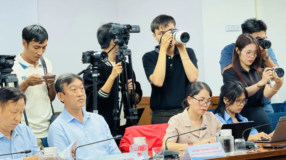 Phóng viên tác nghiệp. Ảnh: Đình Dư d6d0dd3771efc6b19ffe.jpg