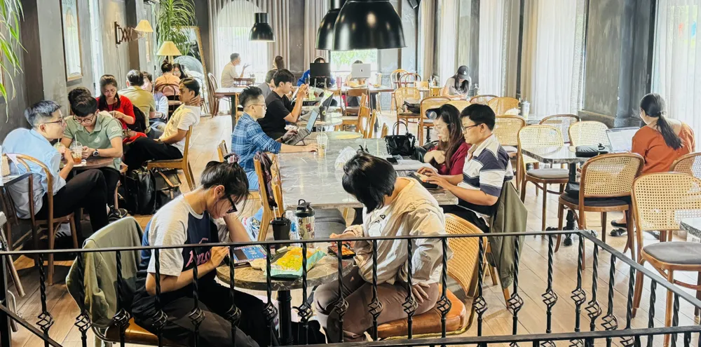 Không gian quán cà phê. Ảnh minh họa: Đình Dư e4df5b27cac37d9d24d2.jpg