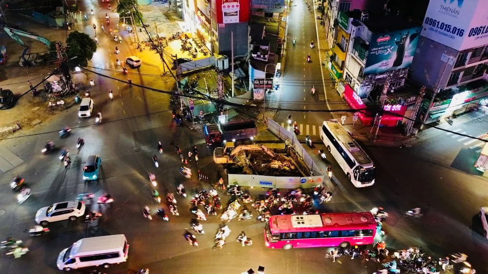 Công tác di dời hạ tầng kỹ thuật của dự án metro số 2 đang được triển khai gấp rút. 2b7d313bfce64ab813f7.jpg