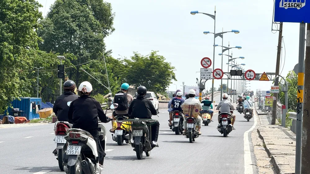 Các phương tiện lưu thông trên Quốc lộ 13. Ảnh tư liệu: Đình Dư ab097fcad43a62643b2b.jpg