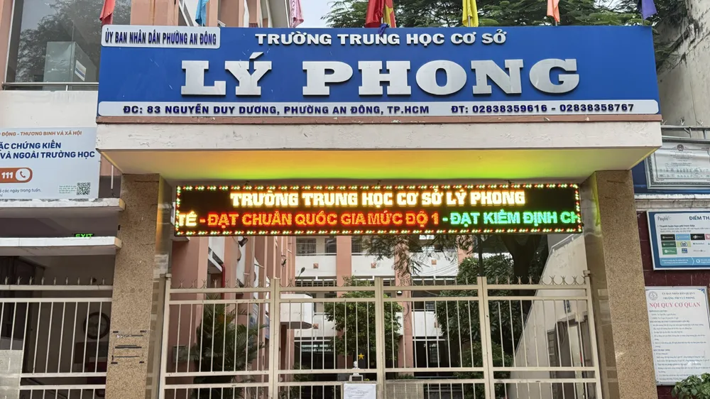 Trường THCS Lý Phong đã chủ động thực hiện điều chỉnh biển hiệu mới theo địa danh phường An Đông. Ảnh: Đình Dư abda19de7291fbcfa280.jpg