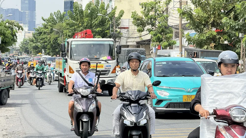 Các phương tiện lưu thông trên Quốc lộ 13. Ảnh: Đình Dư 1b1d7cd2e8a561fb38b4.jpg