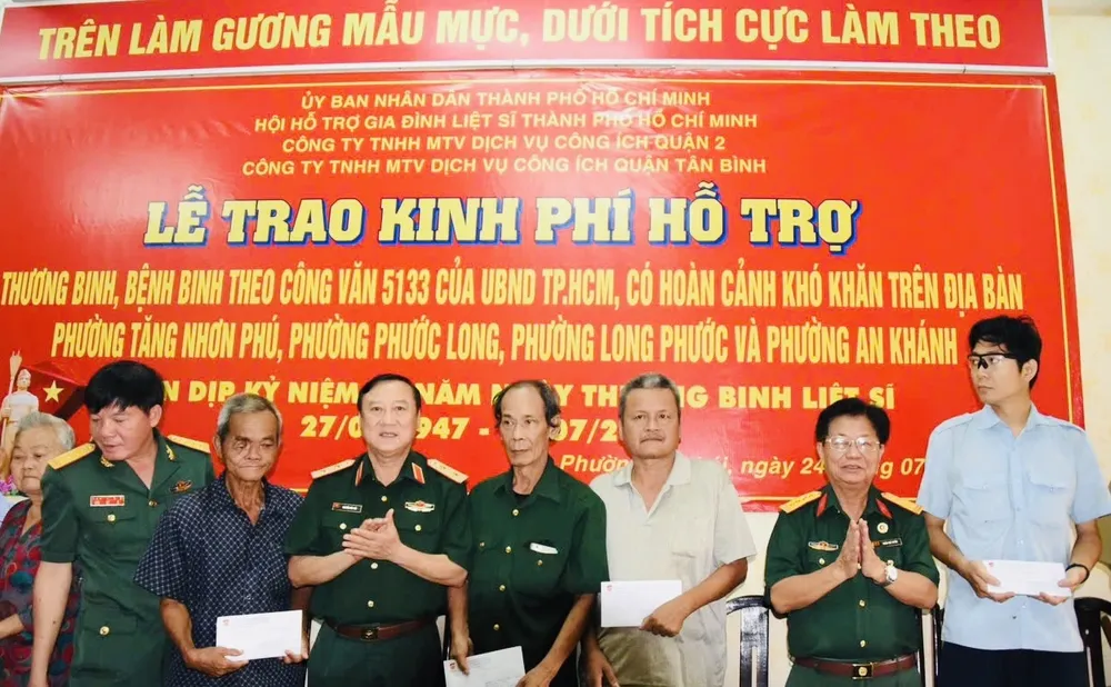 Các thương binh, bệnh binh có hoàn cảnh khó khăn nhận hỗ trợ. 56db913e15569c08c547.jpg