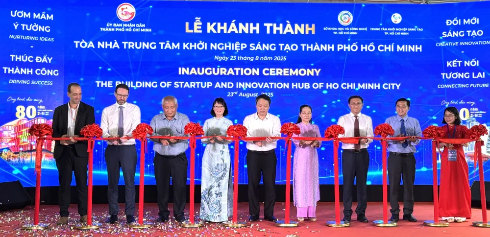 Cắt băng khánh thành công trình. Ảnh: Đình Dư 10e844da2f4ea710fe5f.jpg