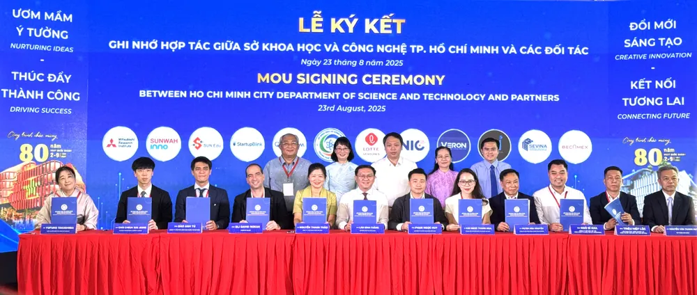 Lễ ký kết hợp tác giữa Sở KH-CN với các đối tác. Ảnh: Đình Dư 6afc6cf53f61b73fee70.jpg