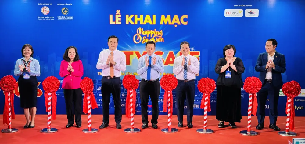 Đồng loạt khai mạc "City Sale" 2025 tại nhà ga, trung tâm mua sắm. Ảnh: Đình Dư 5b0e561ff4457f1b2654.jpg