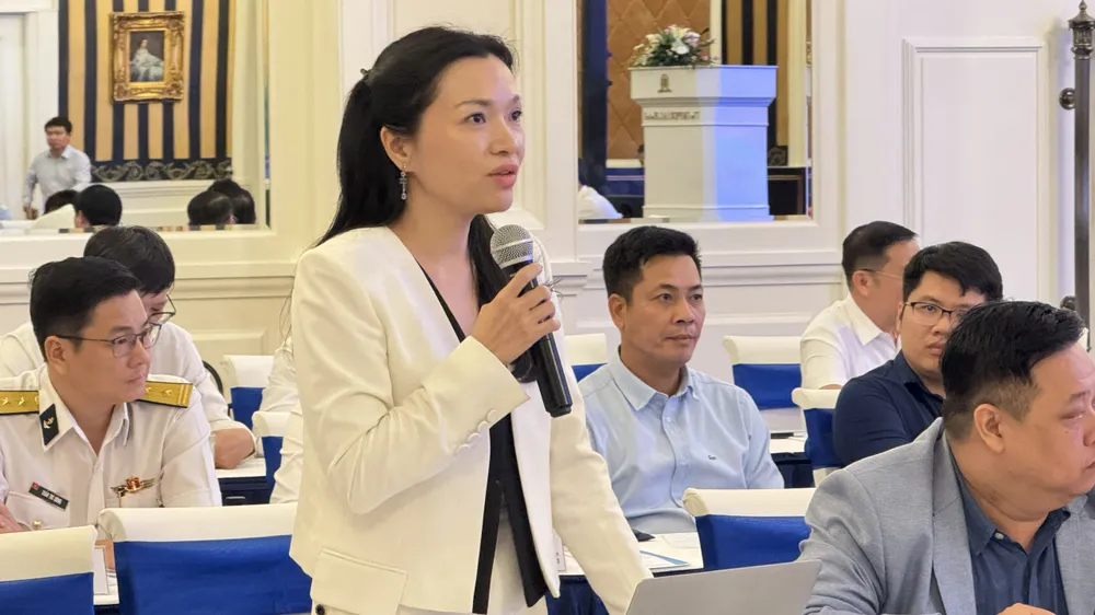 PGS.TS Võ Thị Ngọc Thúy, Thành viên Hội đồng khoa học Trường Tài năng, Đại học Kinh tế TPHCM tham luận tại tọa đàm. Ảnh: Đình Dư 5b8811b25422df7c8633.jpg