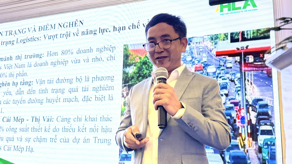 Ông Lương Quang Thi, Trưởng ban Chính sách Pháp chế Hiệp hội Logistics TPHCM tham luận tại tọa đàm. Ảnh: Đình Dư 78359f0fea9f61c1388e.jpg
