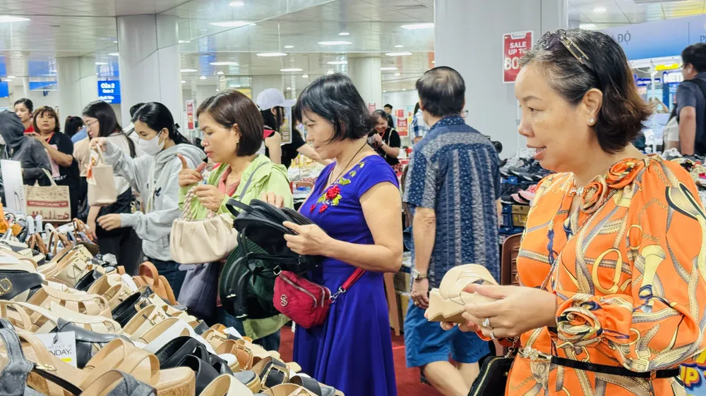 Người tiêu dùng mua sắm. Ảnh: Đình Dư ab8d34dd434cc812915d.jpg