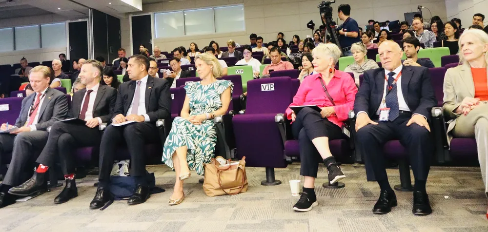Các dại biểu tham dự triển lãm và đối thoại Giải thưởng Nobel 2025. e846ed5674e9ffb7a6f8.jpg