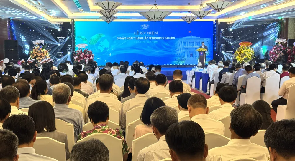 Petrolimex Sài Gòn kỷ niệm 50 năm thành lập vào sáng 17-9. Ảnh: Đình Dư e27997ffb9b733e96aa6.jpg (1).jpeg