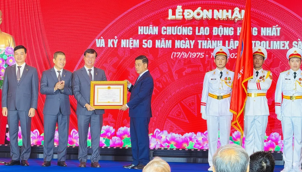 Phó Chủ tịch UBND TPHCM Nguyễn Văn Dũng trao Huân chương Lao động hạng Nhất của Chủ tịch nước cho tập thể Petrolimex Sài Gòn. Ảnh: Đình Dư Generated Image September 17, 2025 - 12_22PM.png