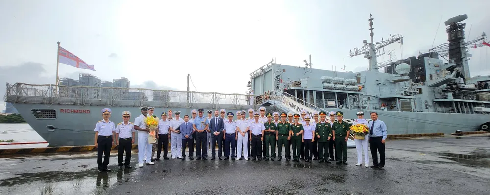 Tàu Hải quân Hoàng gia Anh HMS Richmond cập cảng Cảng Nhà Rồng - Khánh Hội. d899a40aa304295a7015.jpg