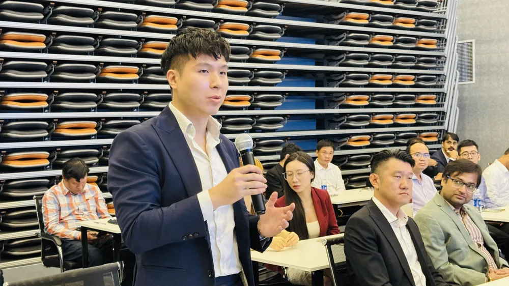 Thành viên trong phái đoàn doanh nghiệp Singapore đặt câu hỏi với SIHUB. Ảnh: Đình Dư dddd1dd2b32939776038.jpg
