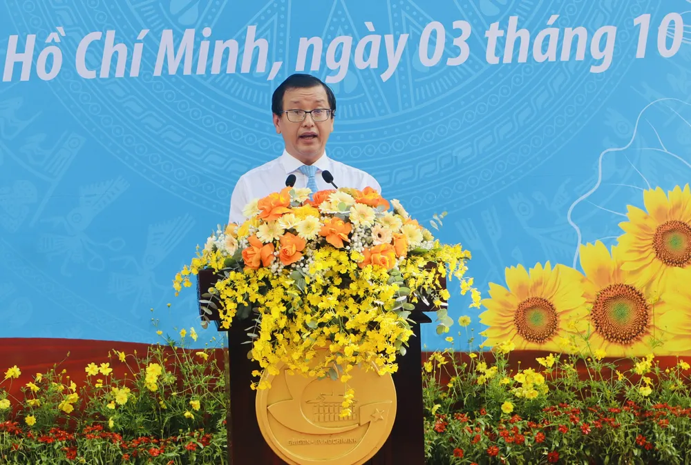 Ông Tạ Quốc Trung, Phó Trưởng Ban Tuyên giáo và Dân vận Thành ủy TPHCM phát biểu khai mạc triển lãm. Ảnh: Đình Dư 4beb97d43e56b408ed47.jpg