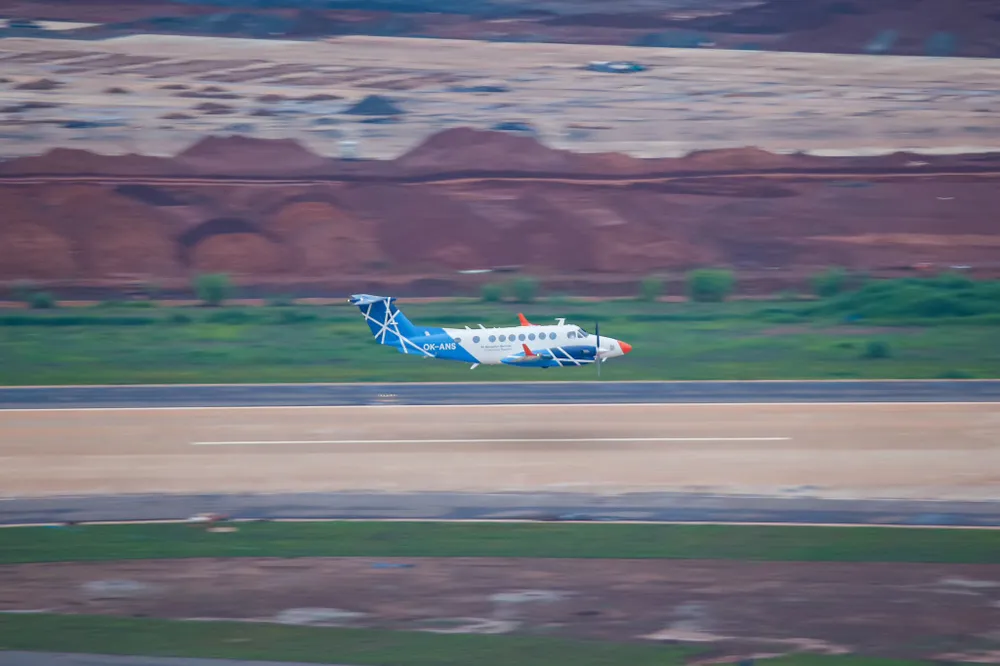 Chiếc máy bay chuyên dụng Beechcraft KingAir 300 series thực hiện bay hiệu chuẩn, tiếp cận đường băng số 1 sân bay Long Thành. Ảnh: Nguyễn Hoàng 555499671_32917025547884566_6272610061491748384_n.jpg
