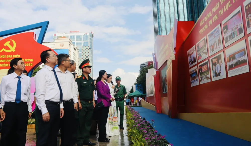Lãnh đạo Thành phố tham quan triển lãm tại phố đi bộ Nguyễn Huệ. Ảnh: Đình Dư a13fe5f14373c92d9062.jpg