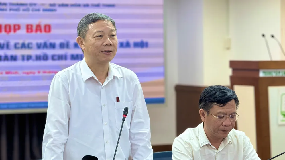 Trưởng Ban Tuyên giáo và Dân vận Thành ủy TPHCM Dương Anh Đức chia sẻ tại cuộc họp báo chiều 9-10. Ảnh: Đình Dư 58df18e358b3d5ed8ca2.jpg