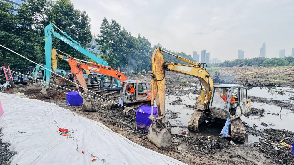 Máy móc, thiết bị bắt tay ngay vào công việc ngay sau lễ khởi công. Ảnh: Đình Dư 0b28d573932d1e73473c.jpg