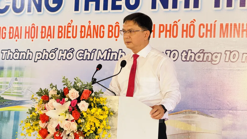 Phó Chủ tịch UBND TPHCM Nguyễn Mạnh Cường phát biểu tại lễ khởi công. Ảnh: Đình Dư 0bb69074612bec75b53a.jpg
