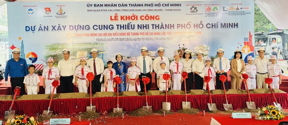 Lãnh đạo TPHCM cùng các em thiếu nhi thực hiện nghi thức lễ khởi công. Ảnh: Đình Dư 5c0dbc472318ae46f709.jpg