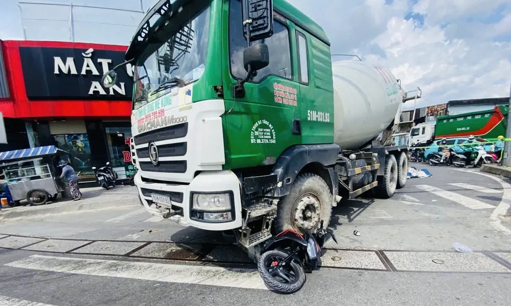 Hiện trường vụ tai nạn giao thông xảy ra ngày 6-10 tại giao lộ Lê Quang Đạo - Lê Thị Hà. ddde892cf04d7d13245c.jpg