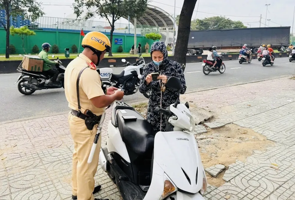 Đội CSGT An Sương kiểm tra, xử lý người vi phạm đi trên vỉa hè. e742923de85c65023c4d.jpg