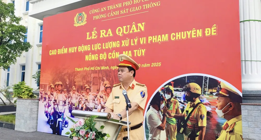 Thượng tá Phạm Quang Trưởng, Phó Trưởng phòng CSGT (PC08) - Công an TPHCM phát biểu lễ ra quân. Ảnh: Trần Quyết db0b670dc16f4c31157e.jpg