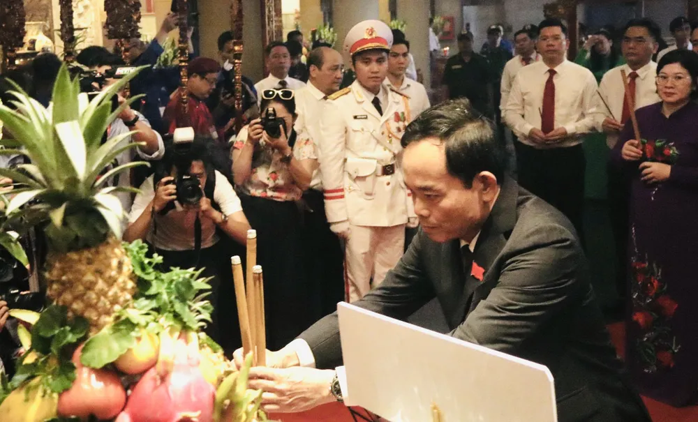 Bí thư Thành ủy TPHCM Trần Lưu Quang thắp hương tưởng niệm các Vua Hùng. Ảnh: Đình Dư 0e2b79604815c54b9c04.jpg
