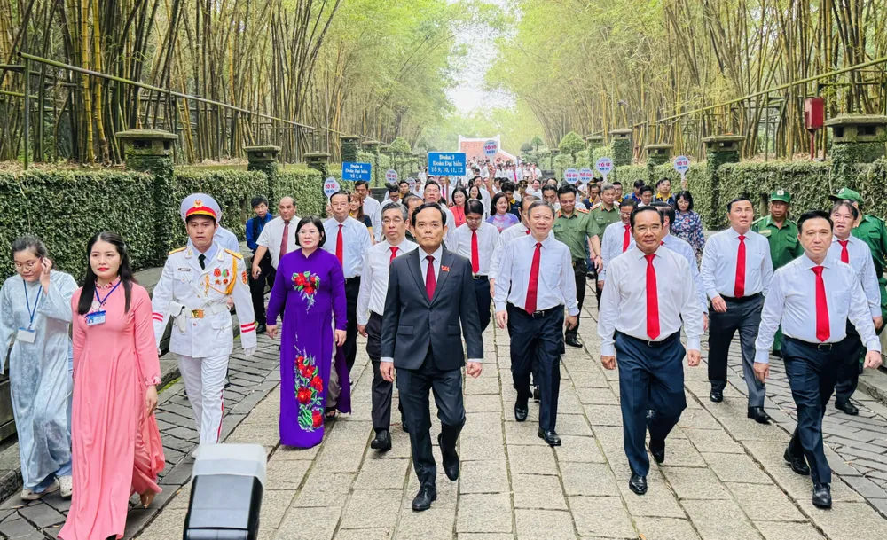 Đoàn đại biểu Thành ủy, HĐND, UBND và Ủy ban MTTQ Việt Nam TPHCM tiến vào dâng hương Đền tưởng niệm các Vua Hùng. Ảnh: Đình Dư 830272d673a3fefda7b2.jpg