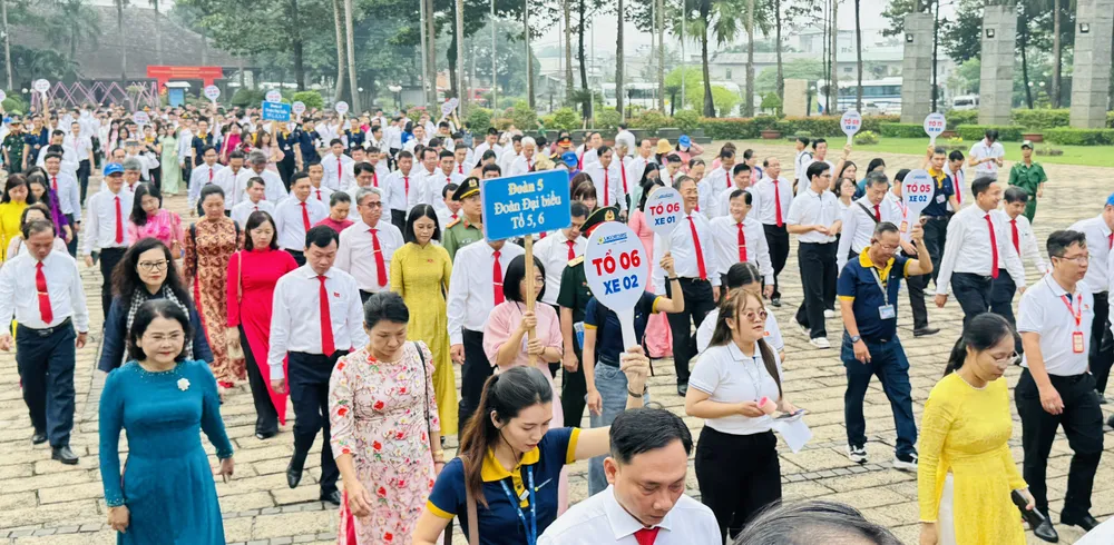 Đại diện lãnh đạo các sở, ban ngành trên địa bàn thành phố, cùng tham dự lễ dâng hương. Ảnh: Đình Dư d0a098689b1d16434f0c.jpg