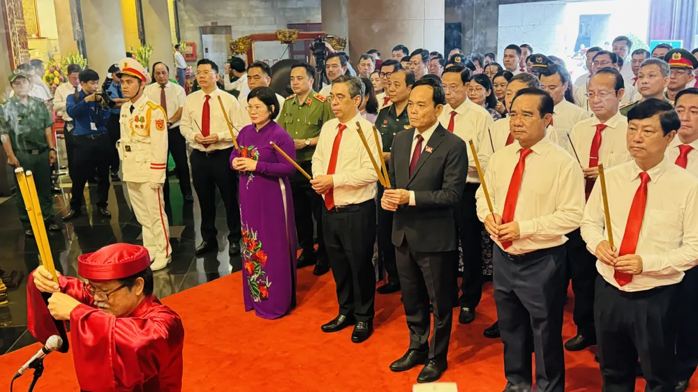 Lãnh đạo TPHCM thực hiện nghi thức thành kính dâng hương các Vua Hùng. Ảnh: Đình Dư f923a1432229af77f638.jpg