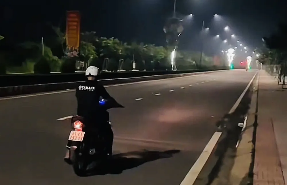 Hình ảnh V.Q.T. chạy xe bốc đầu, đăng TikTok. Ảnh: PC08 e59c4fdc78cff591acde.jpg