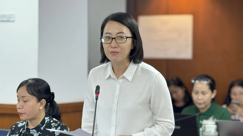 Bà Châu Minh Hiền, Trưởng Ban Thi đua - Khen thưởng, Sở Nội vụ TPHCM cung cấp thông tin tại họp báo. Ảnh: Đình Dư 1d82f5c453e1debf87f0.jpg
