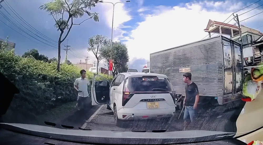 Cả hai tài xế và phương tiện tại hiện trường vụ việc. Ảnh: Camera hành trình 2669fb5cdc6b5135087a.jpg