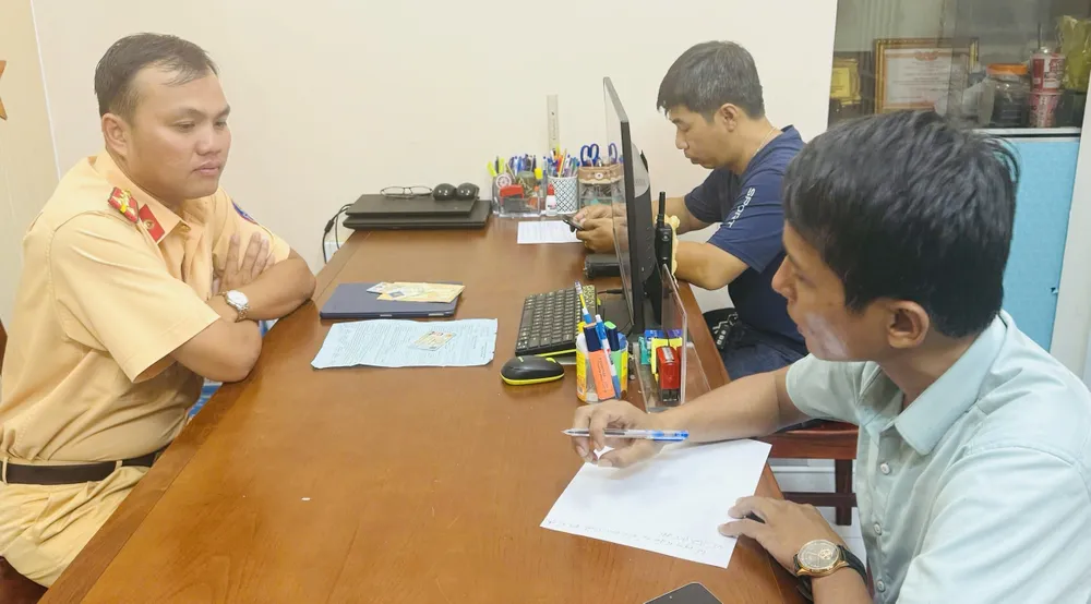 CSGT làm việc với hai tài xế. Ảnh: PC08 ecf37c155a22d77c8e33.jpg