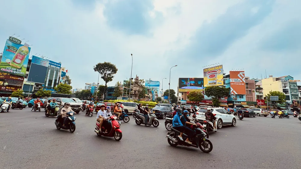 Các phương tiện lưu thông qua lại vòng xoay Ngã bảy Lý Thái Tổ. Ảnh: Đình Dư 4189f09b96101b4e4201.jpg