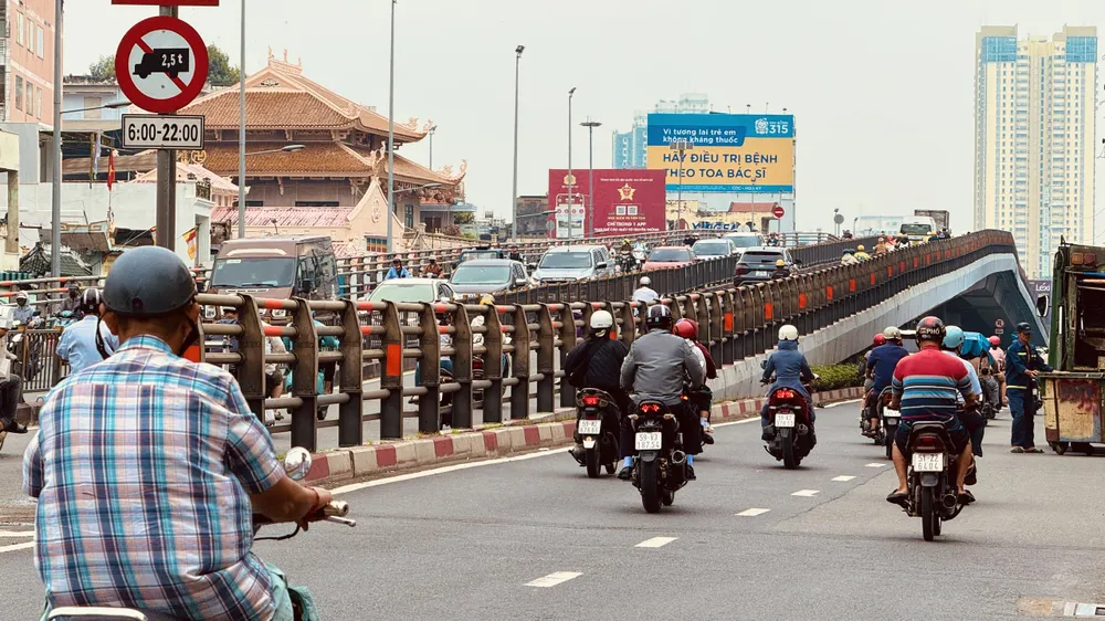 Cầu vượt Cây Gõ được đưa vào khai thác từ năm 2013 đến nay, giúp giảm xung đột giao thông tại khu vực vòng xoay. Ảnh: Đình Dư e8bdd0debf55320b6b44.jpg