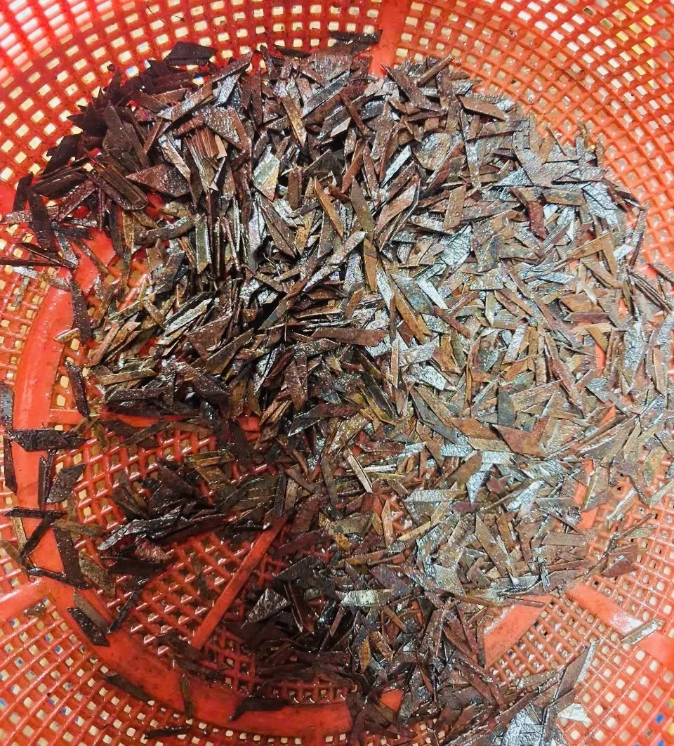 Thu được các miếng thép sắc nhọn rải trên đường Quốc lộ 1K. f9adf067d1f65ca805e7.jpg