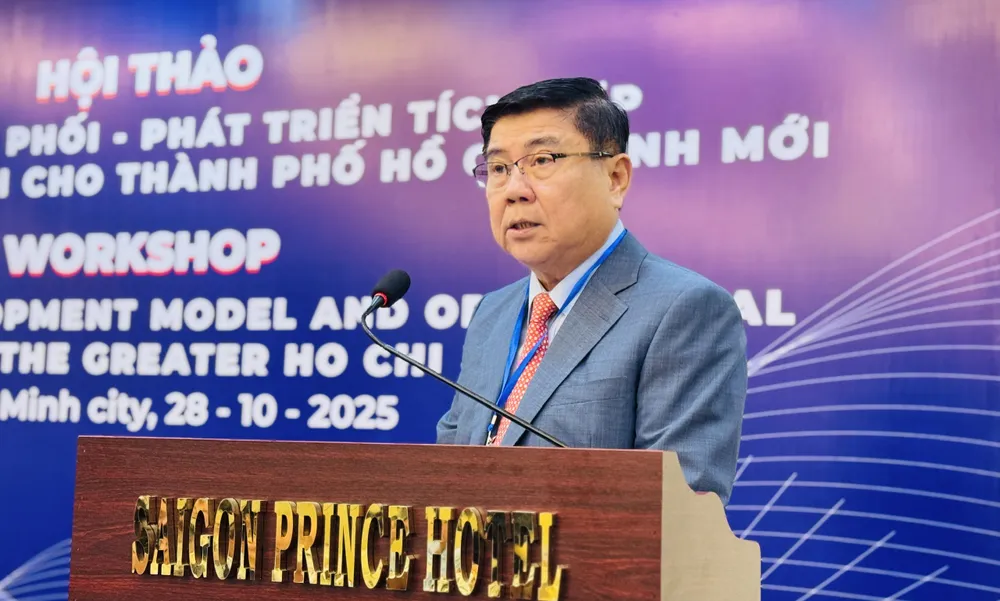 TS. Nguyễn Thành Phong chia sẻ tại hội thảo. Ảnh: Đình Dư e834abd6bc4e3110685f.jpg