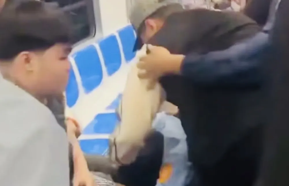 Vụ việc xảy ra trước đó vào ngày 26-10. Ảnh cắt từ clip. 20ecf923fe8c73d22a9d.jpg