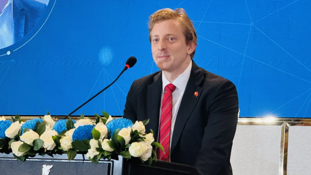 Ông Andri Meier, Phó Trưởng Ban Hợp tác của Đại sứ quán Thụy Sĩ tại Việt Nam tham gia ý kiến tại hội thảo. Ảnh: Đình Dư 4309c4743ed9b387eac8.jpg