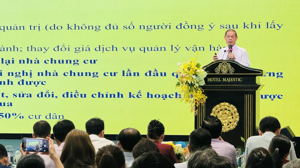 Đại diện Sở Xây dựng trao đổi về công tác quản lý, sử dụng nhà chung cư tại hội nghị. Ảnh: Đình Dư 58aaa5794cc0c19e98d1 (1).jpg