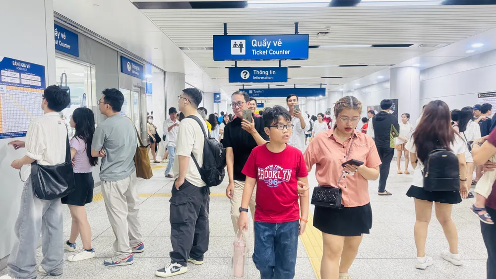 Hành khách tại ga Bến Thành (metro số 1). Ảnh minh họa: Đình Dư IMG_E2791.JPG