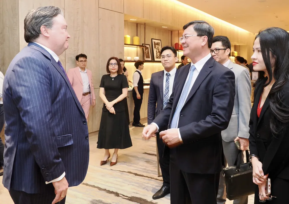 Phó Chủ tịch UBND TPHCM Nguyễn Công Vinh và Đại sứ Hoa Kỳ tại Việt Nam Marc Knapper trao đổi tại sự kiện. Ảnh: HOÀNG HÙNG