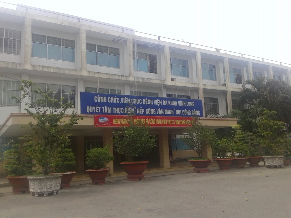 Thanh niên ngáo đá cầm 4 con dao tự đâm vào người ảnh 1 Thanh niên ngáo đá cầm 4 con dao tự đâm vào người ảnh 1