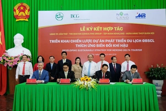 Thủ tướng Nguyễn Xuân Phúc dự buổi lễ ký kết. Ảnh: QUANG HIẾU