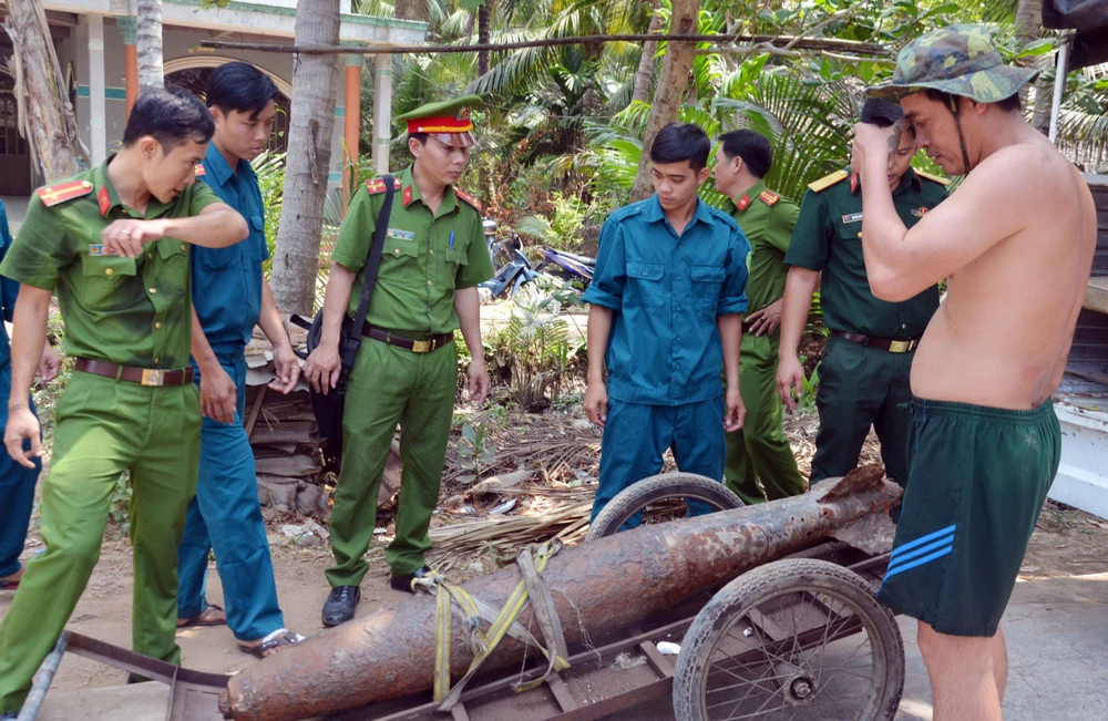 Lực lượng chức năng xử lý ổn thỏa trái bom nặng 250kg, nhằm tránh những việc đáng tiếc có thể xảy ra 