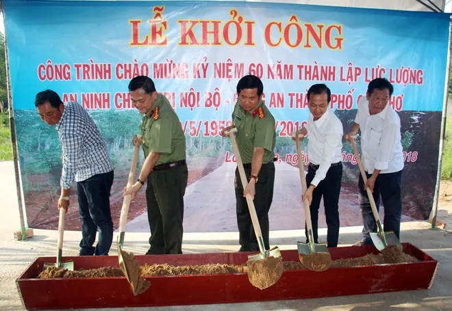 Công an TP Cần Thơ vận động 1 tỷ đồng xây đường bê tông nông thôn ảnh 1